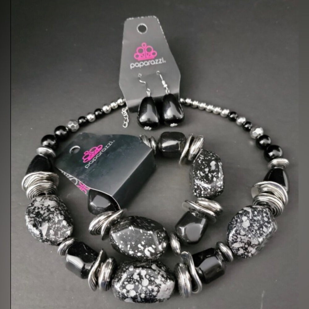 PAPARAZZI JEWELRY Necklace & ER Set NWT Black/Silver / matching bracelet